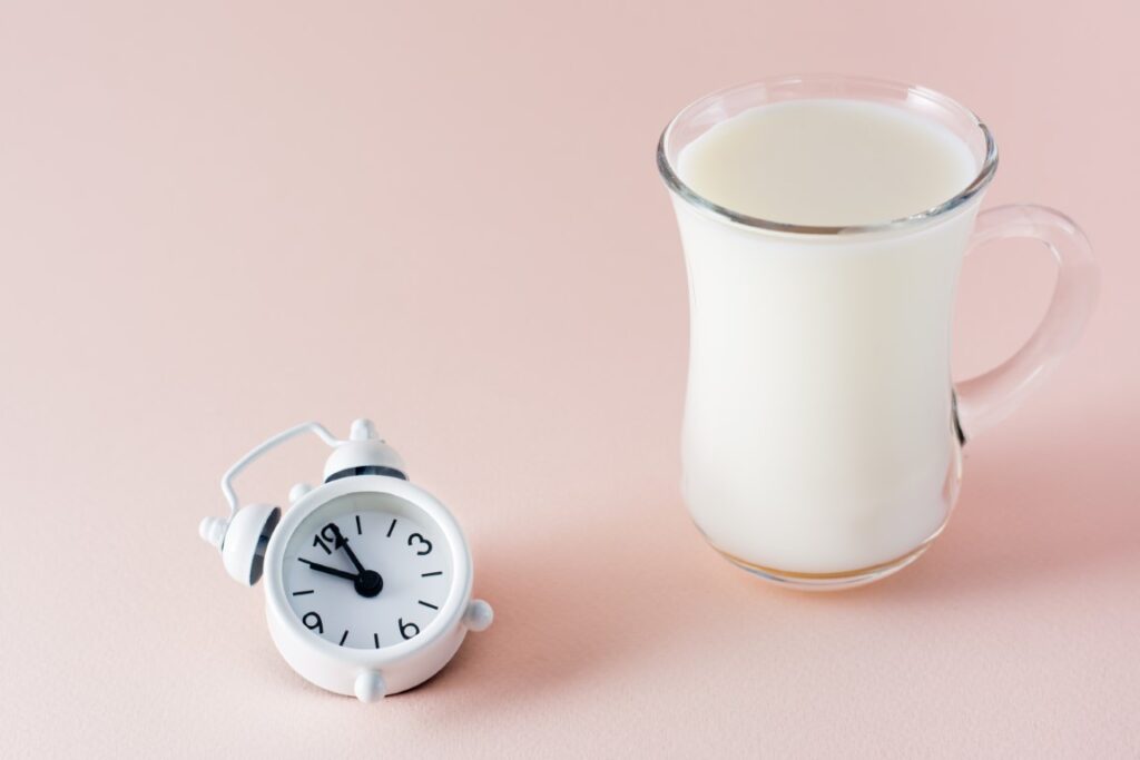 good-sleep-glass-milk-product-good-falling-asleep-alarm-clock-pink-background-evening-ritual