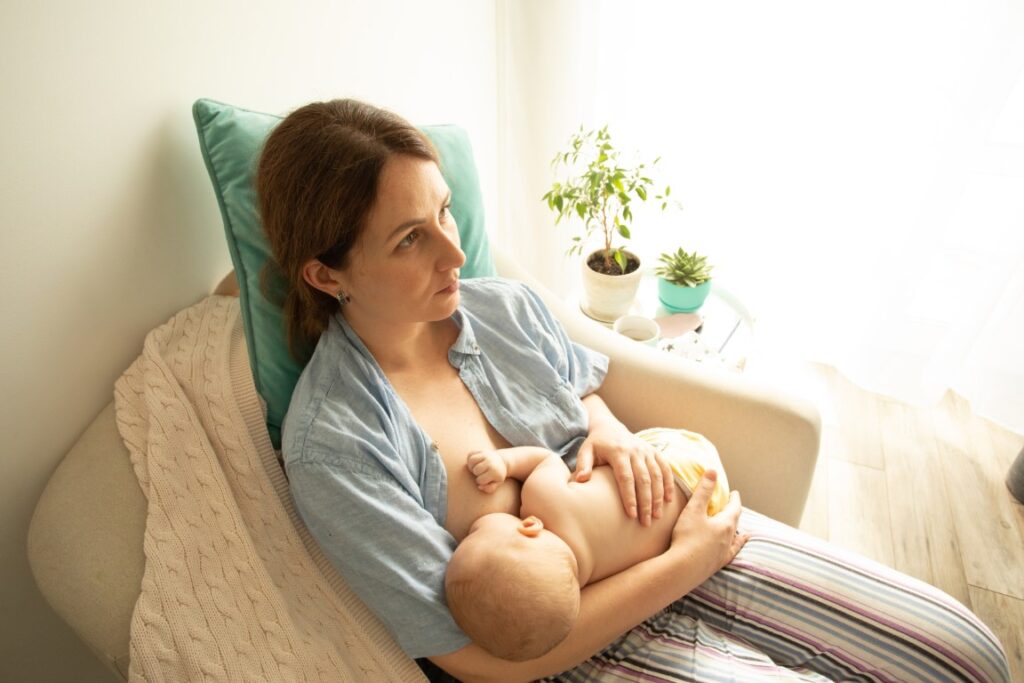 mothed-baby-chair-breastfeeding-cradle-position